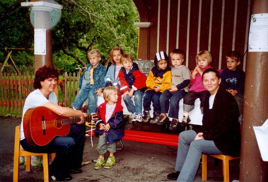 Die anderen vom Kindergarten beim Sommerfest: Dominik, Lara, Maximilian, Bastian, Marius, Selina, Raffael - vorne: Erzieherin Jutta, Luca, Erzieherin Ildico
